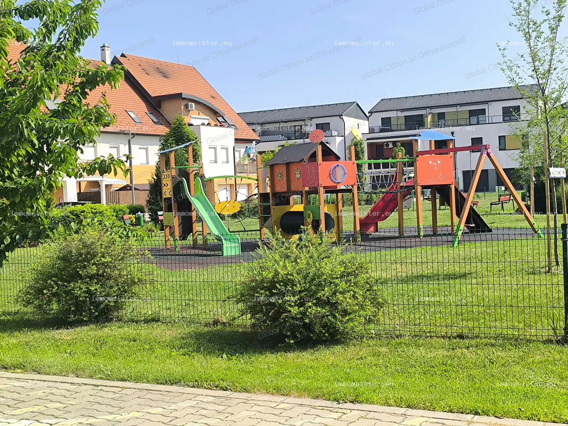 Mosonmagyaróvár csendes, békés lakóparkjában 1. emeleti 68 nm tégla lakás 9 nm terasszal eladó!