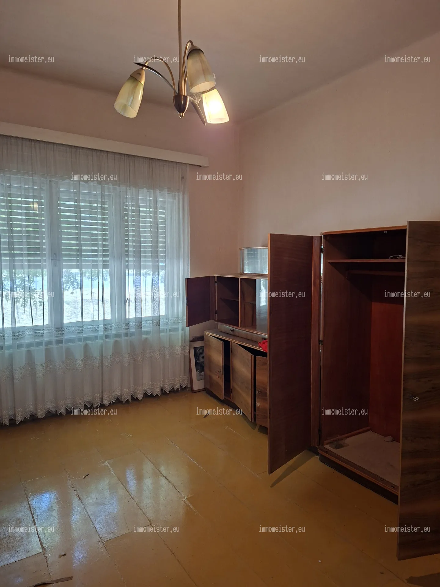 Békéscsabán a Szarvasi úton eladó 120 m2 családi ház.