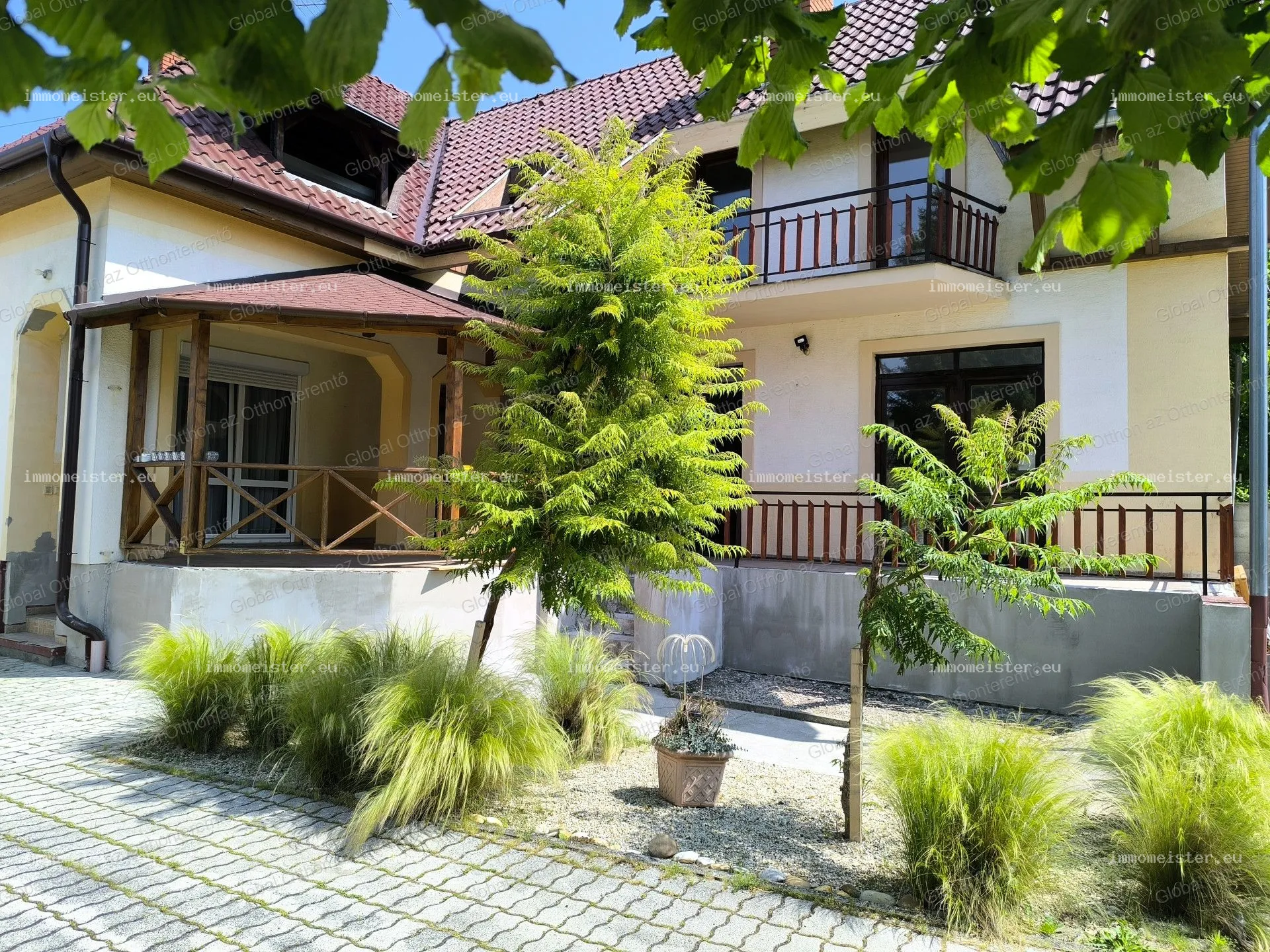 Mosonmagyaróváron, a belvároshoz közeli Halászi lakótelepen 720 nm telken 280 nm családi ház eladó!