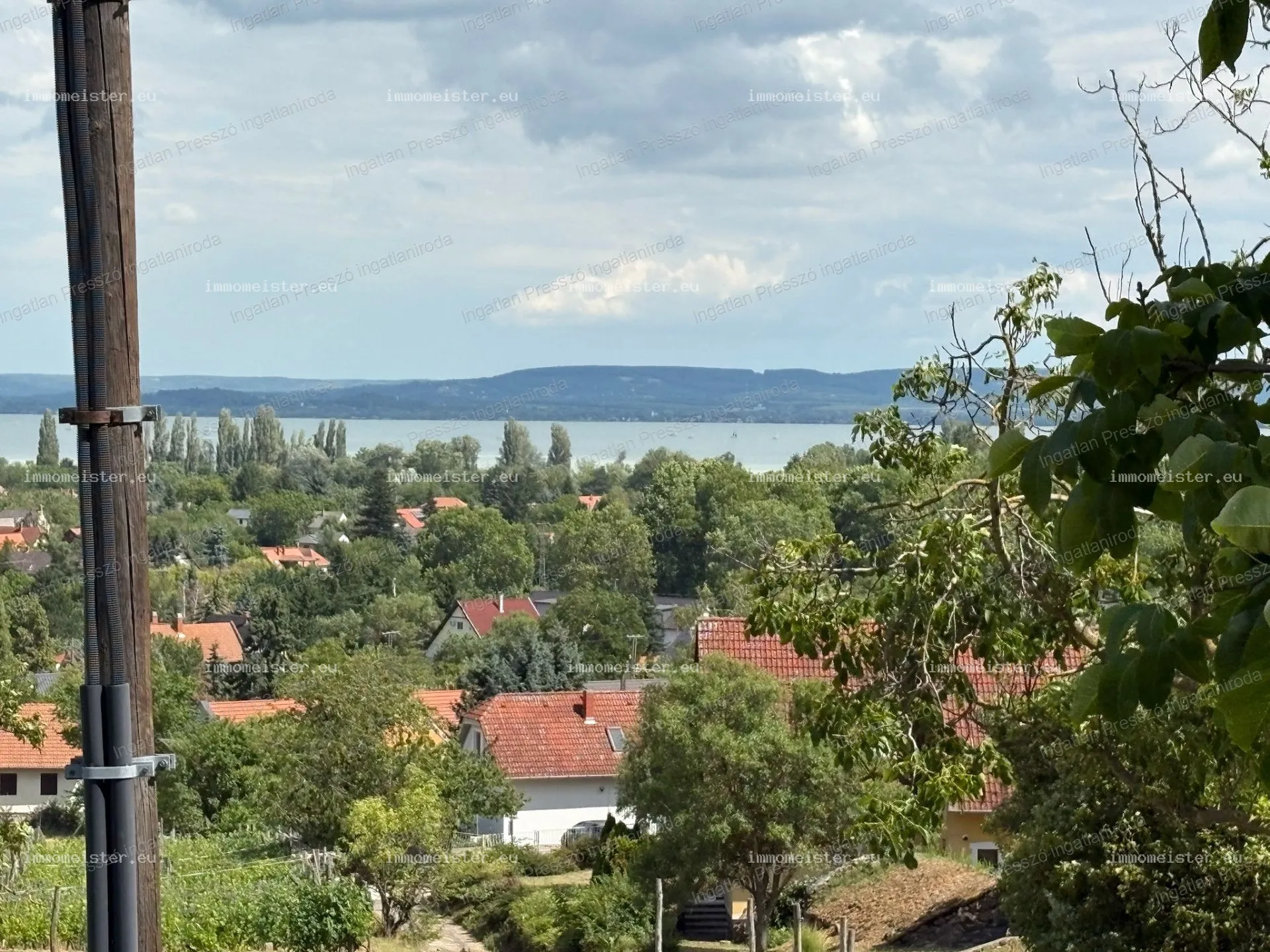 Eladó lakható balatoni részpanorámás nyaraló Ábrahámhegyen!