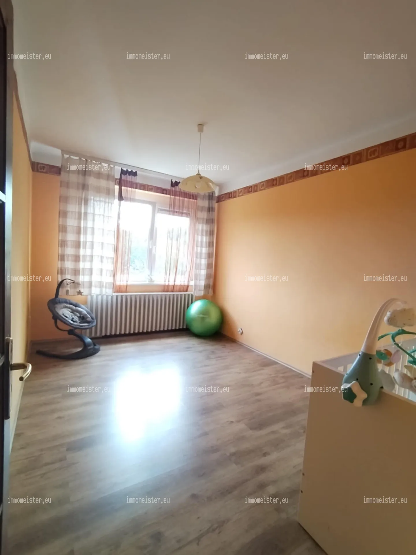 Eladó 3 szintes sorházi lakás Salgótarján kertvárosi részén – 130 m², 4 szoba, nappali, teljeskörűen felújítva!