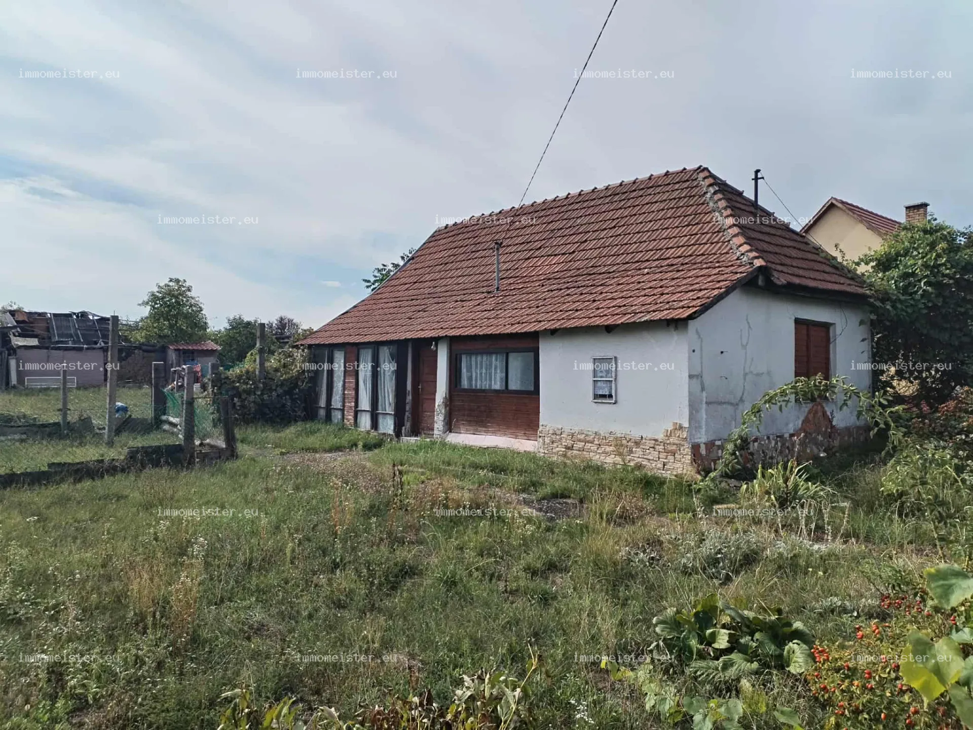 Olcsón fenntartható ház vagy nyaraló eladó Szarvasgedén, hatalmas telekkel!