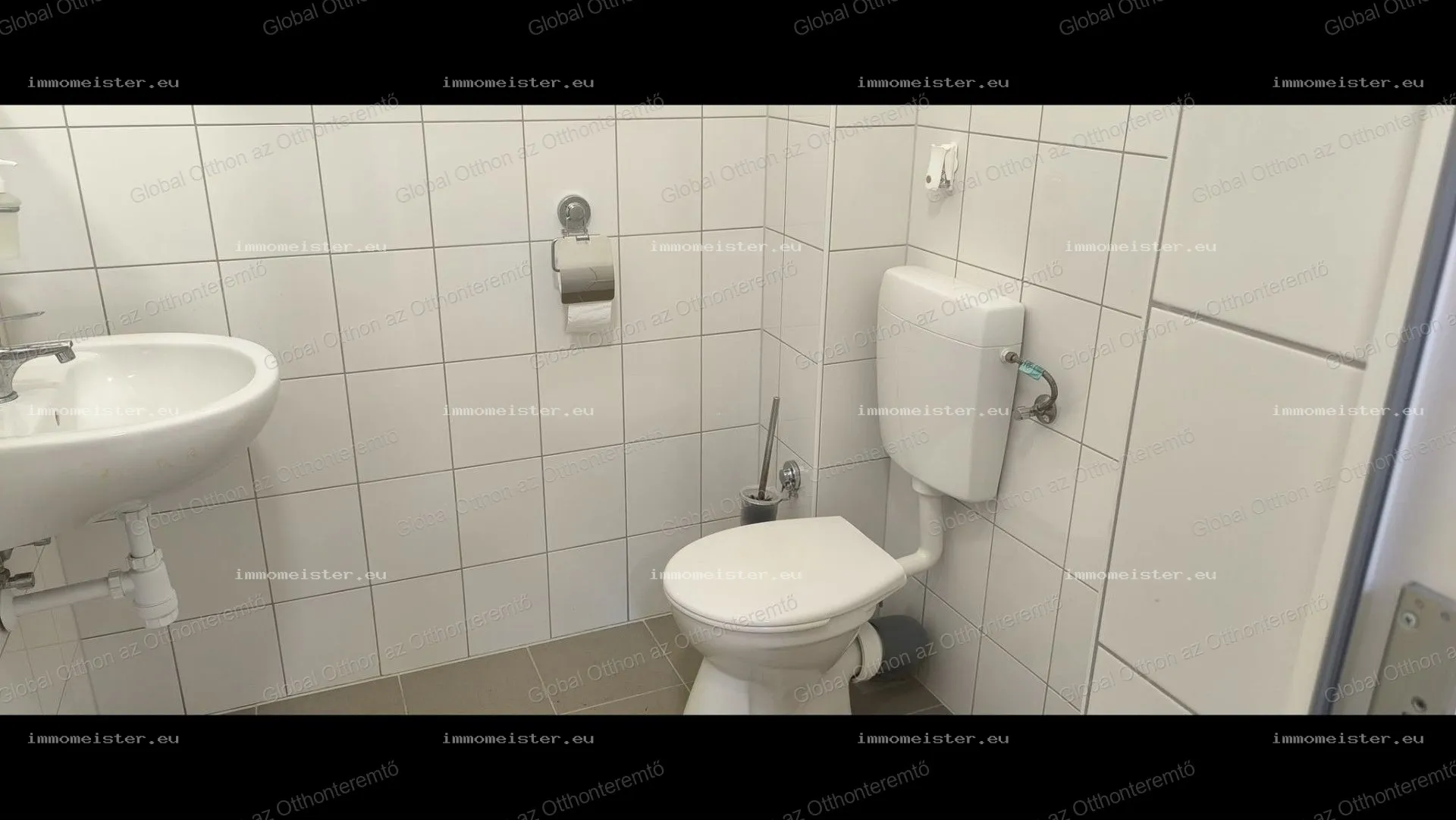 Máriakálnokon 914 nm két utcafrontos telken 408 nm ipari, üzleti ingatlan eladó!