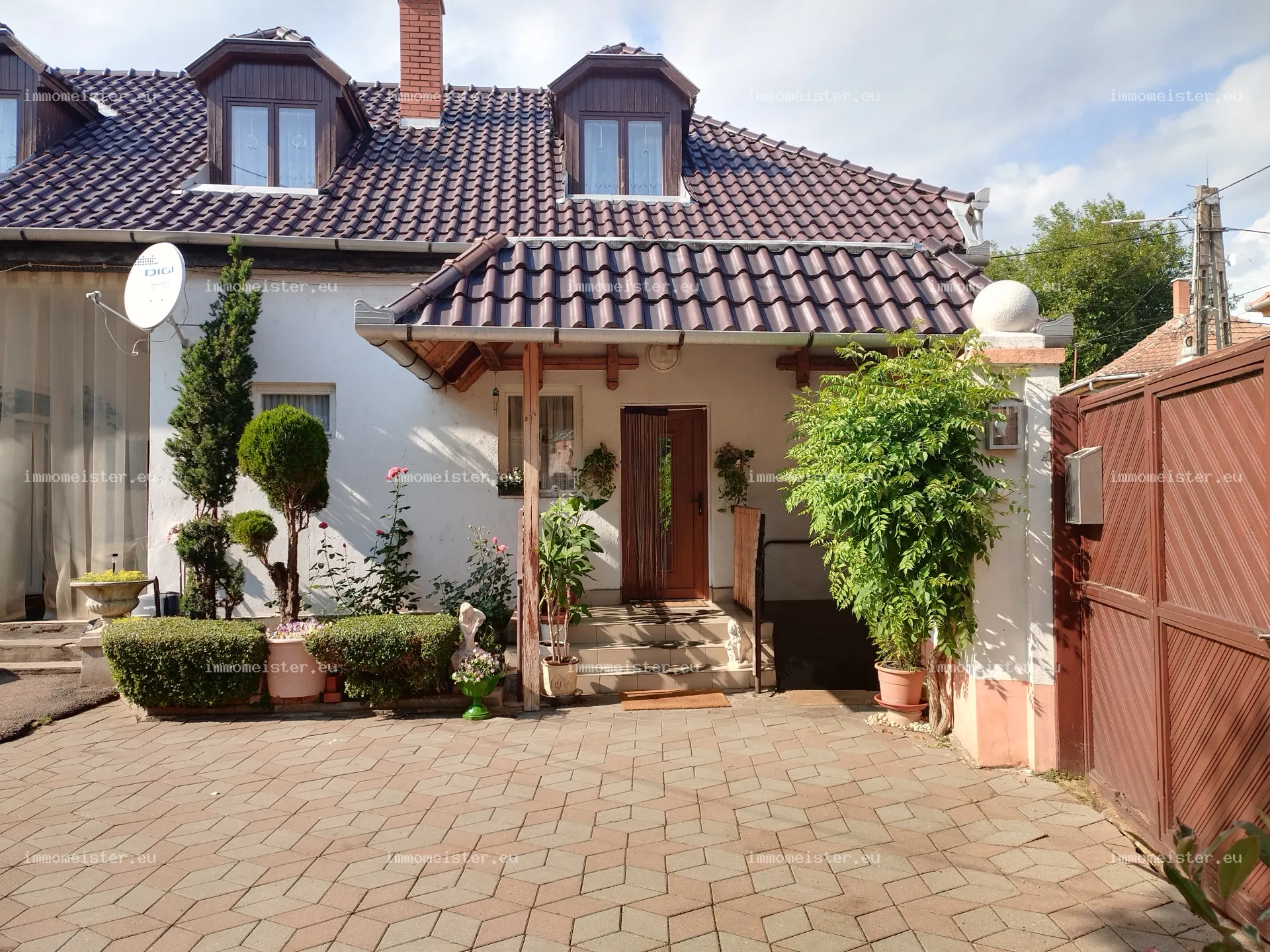 Ritkaság Gyöngyös szívében: masszív kőház boltíves pincével, terasszal és kerttel!