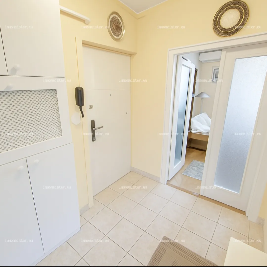 Belvárosi, erkélyes, zárt udvari parkolóval és saját tárolóval rendelkező tégla lakás eladó!