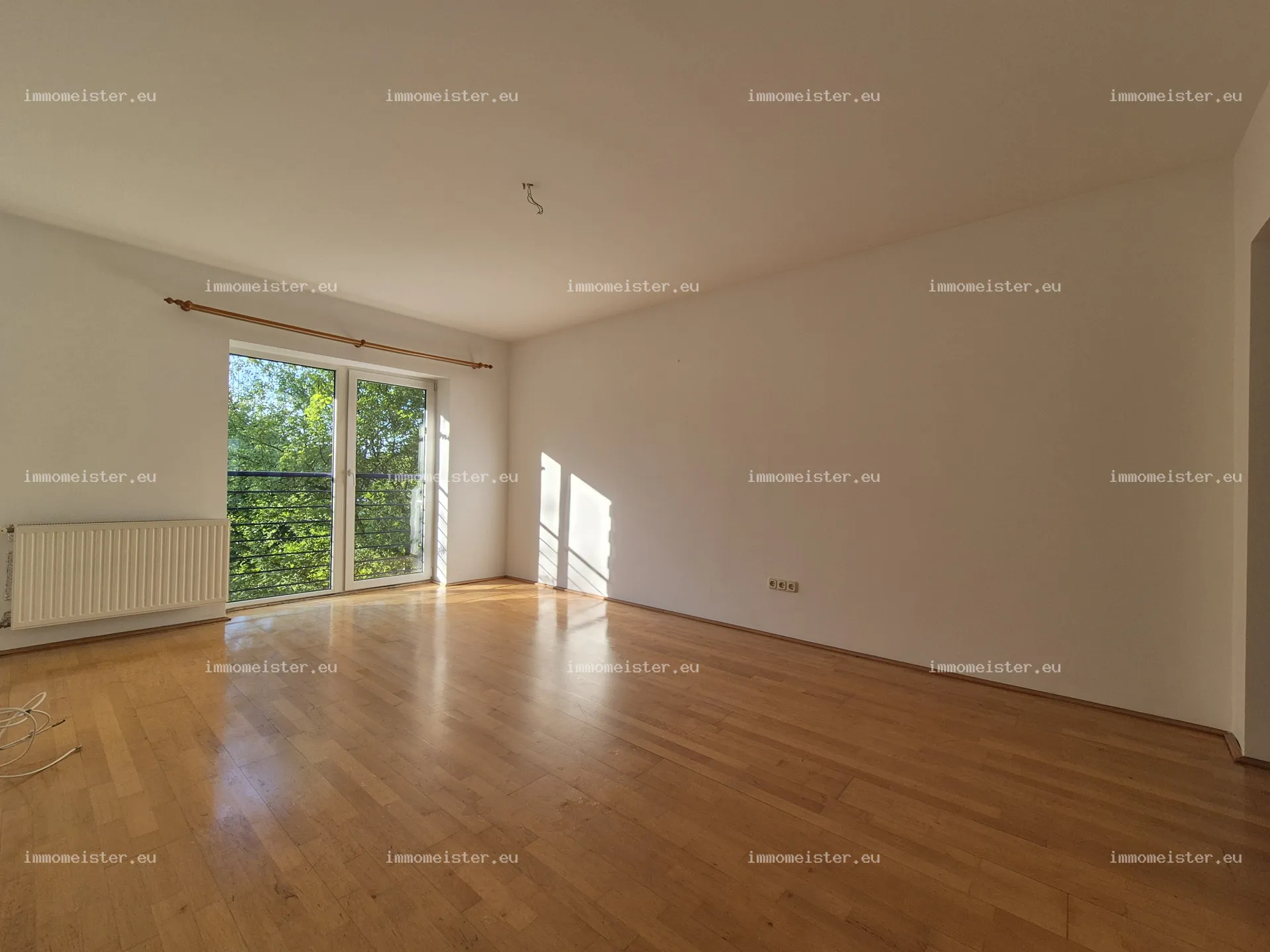 Csendes zsákutcában, zárt udvarral és diófás kilátással – eladó lakás Révfaluban