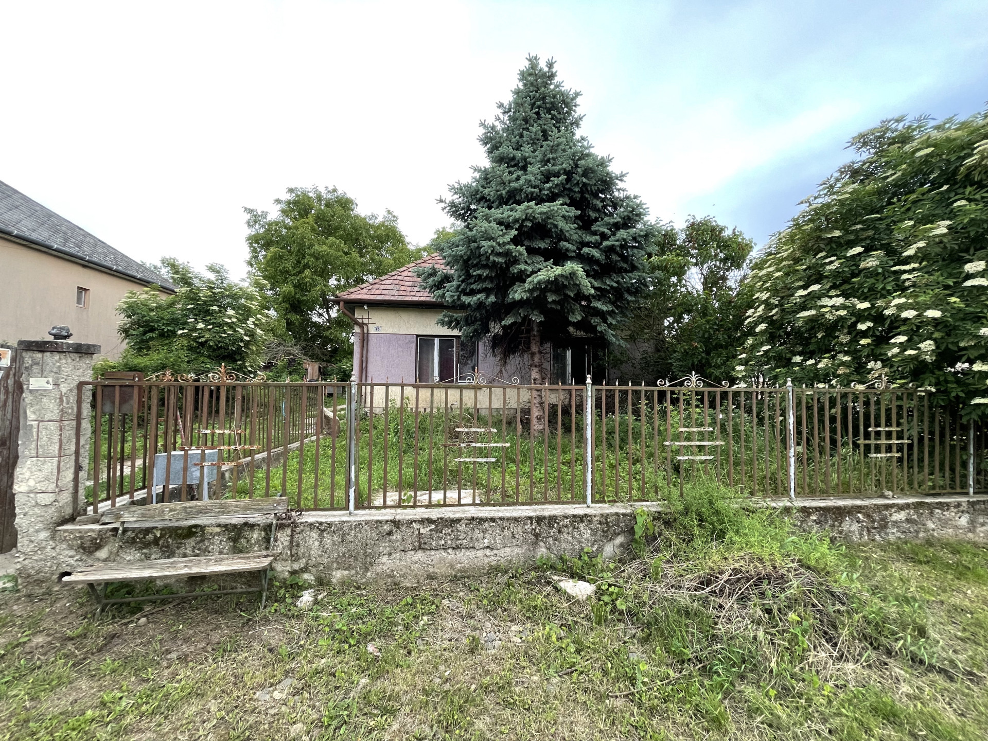  Felújítandó családi ház eladó Kállóban – 1500 m²-es, összközműves telken, Budapesttől alig 80 percre