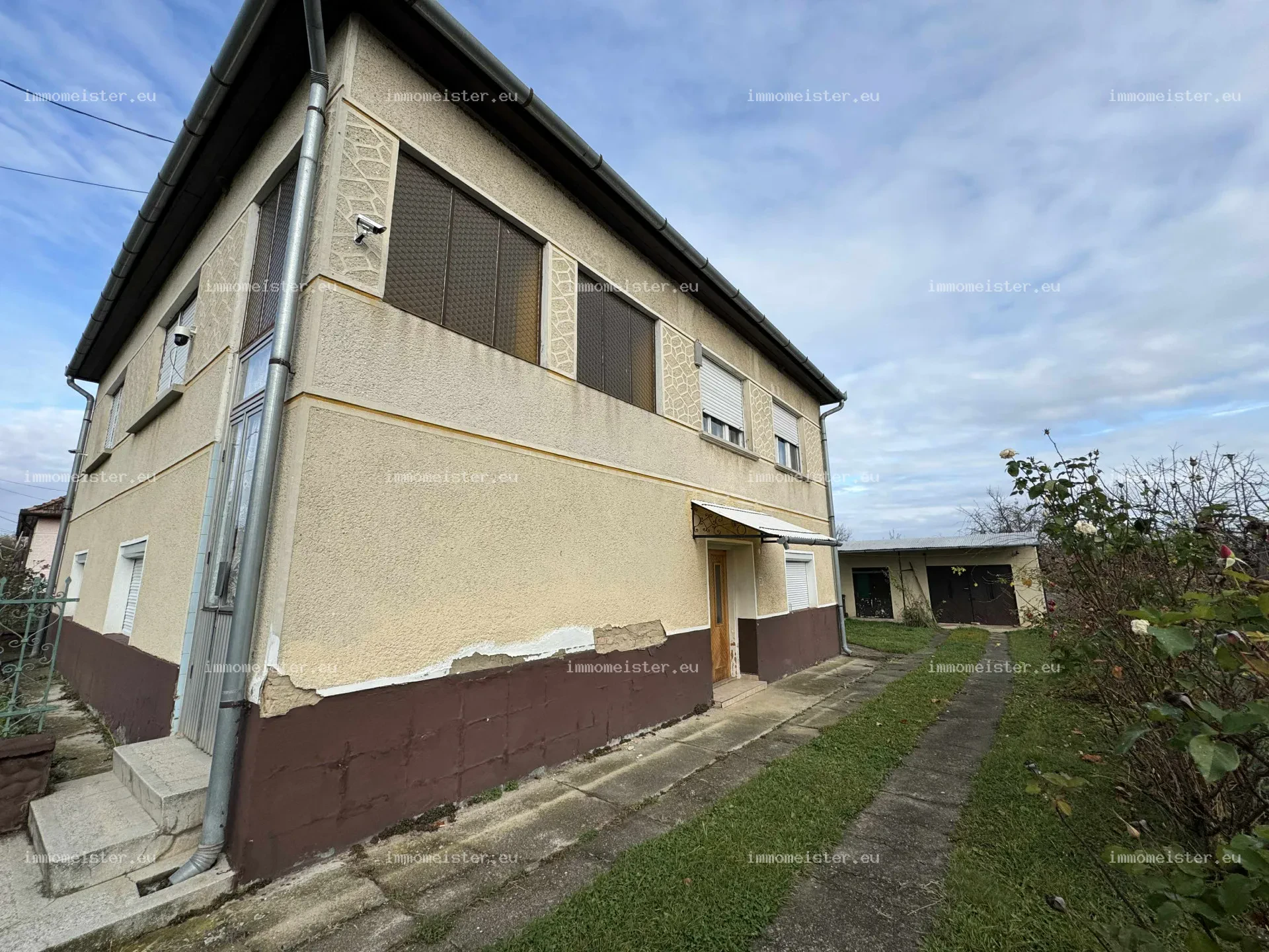 Varsány eladó 2 szintes családi ház!