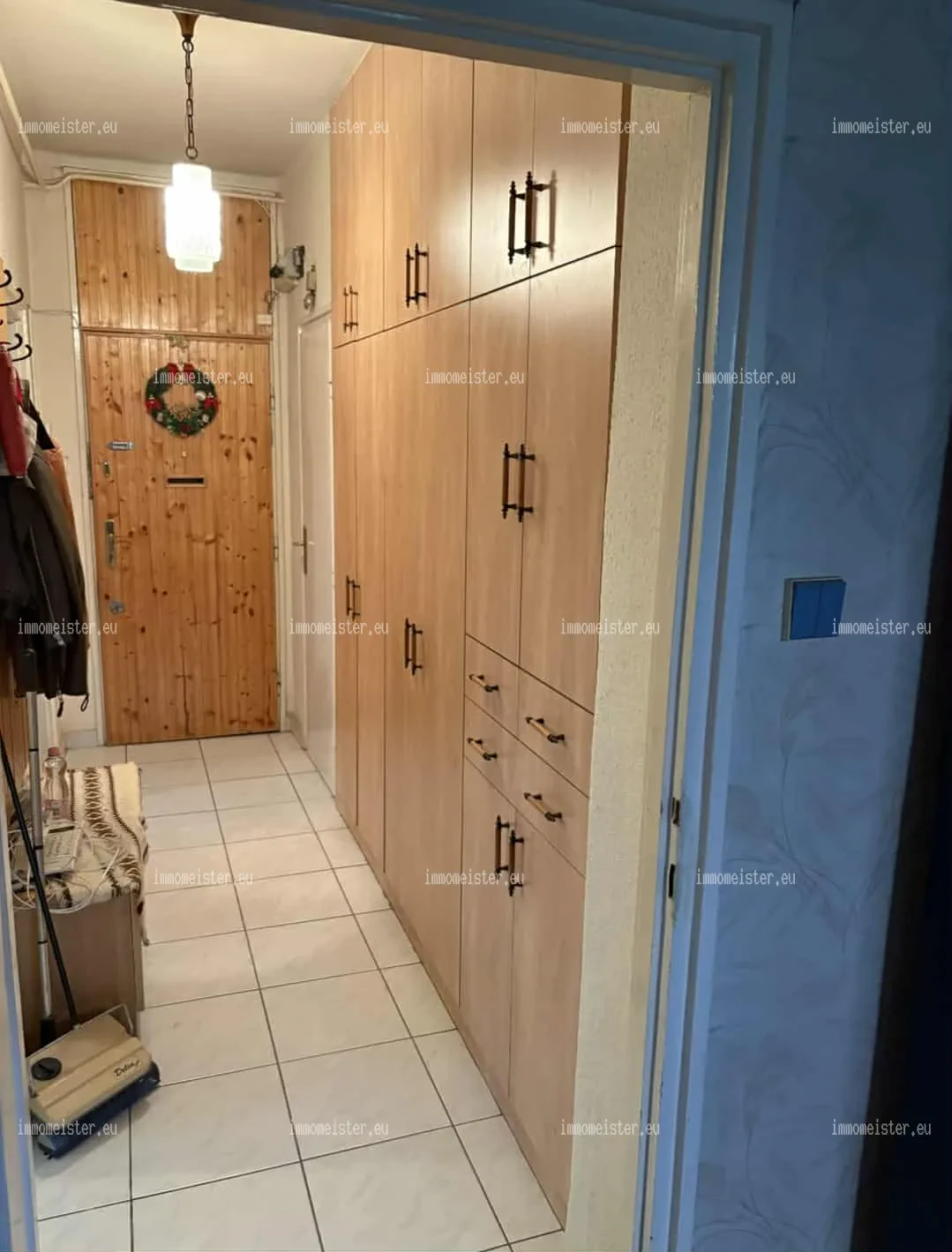 „Fiataloknak, befektetésnek tökéletes – világos, 2 szobás panellakás belvárosban!”