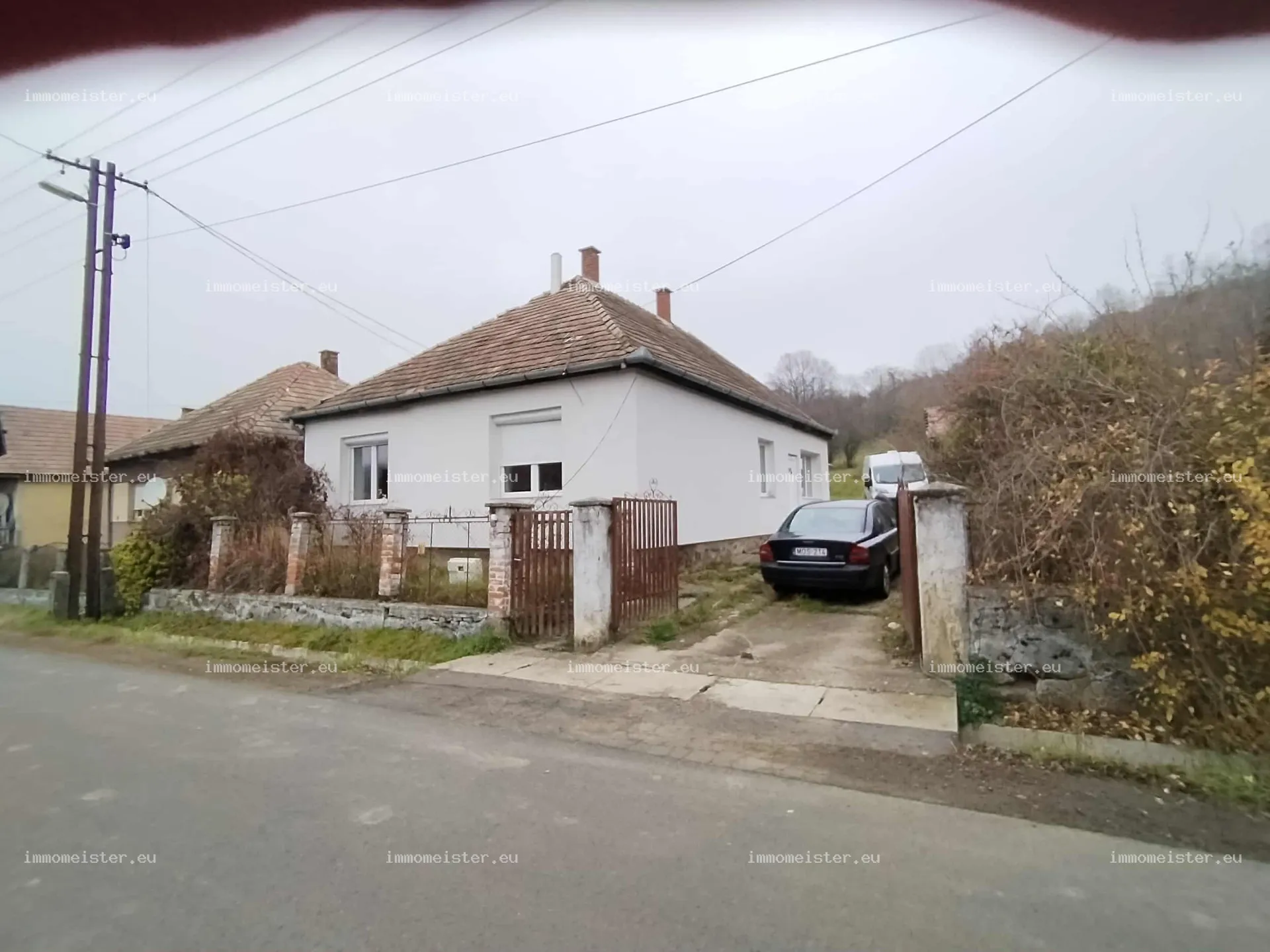 Felsőtoldon, Hollókőtől mindössze 4,5 km-re, eladó egy részben felújított, tehermentes családi ház – hatalmas telekkel!