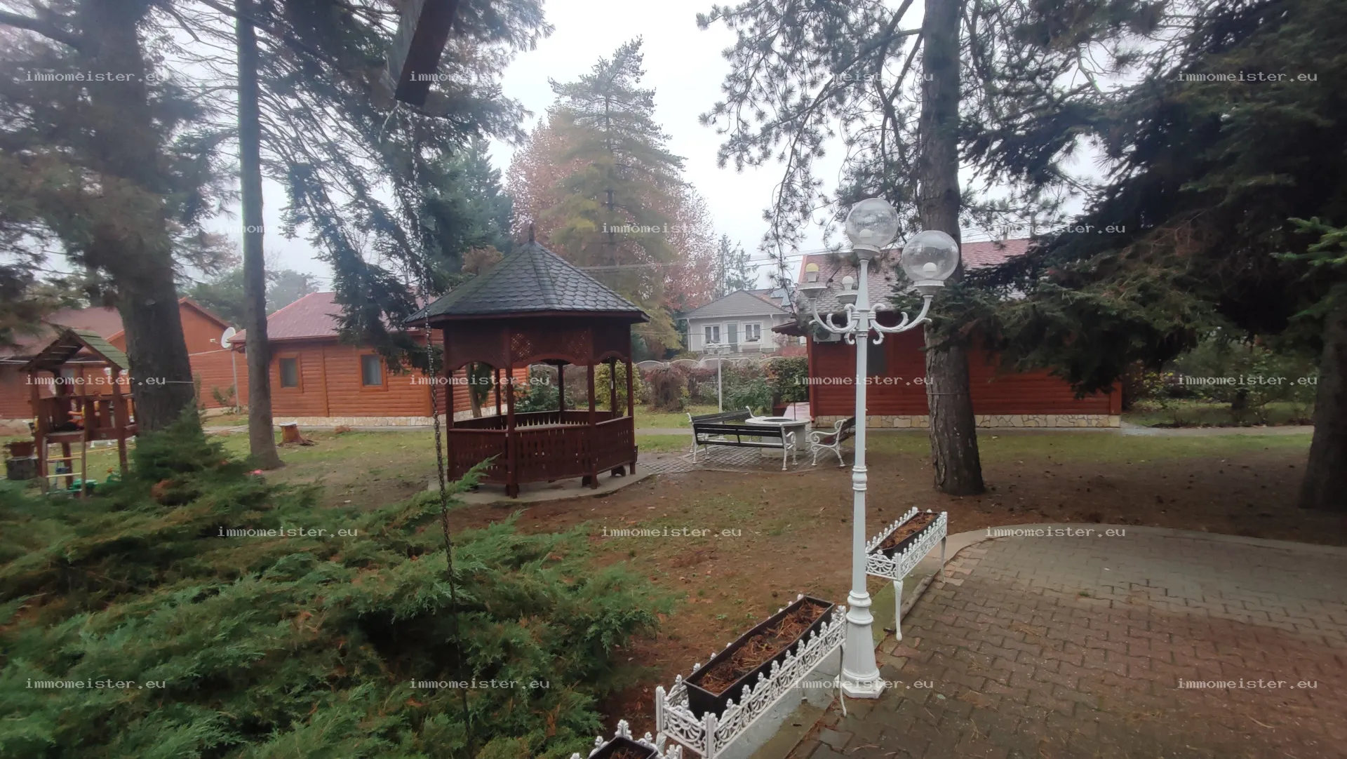 Szarvason eladásra kínálunk a Várkert és szabadstrand közvetlen közelében egy üdülőkomplexumot