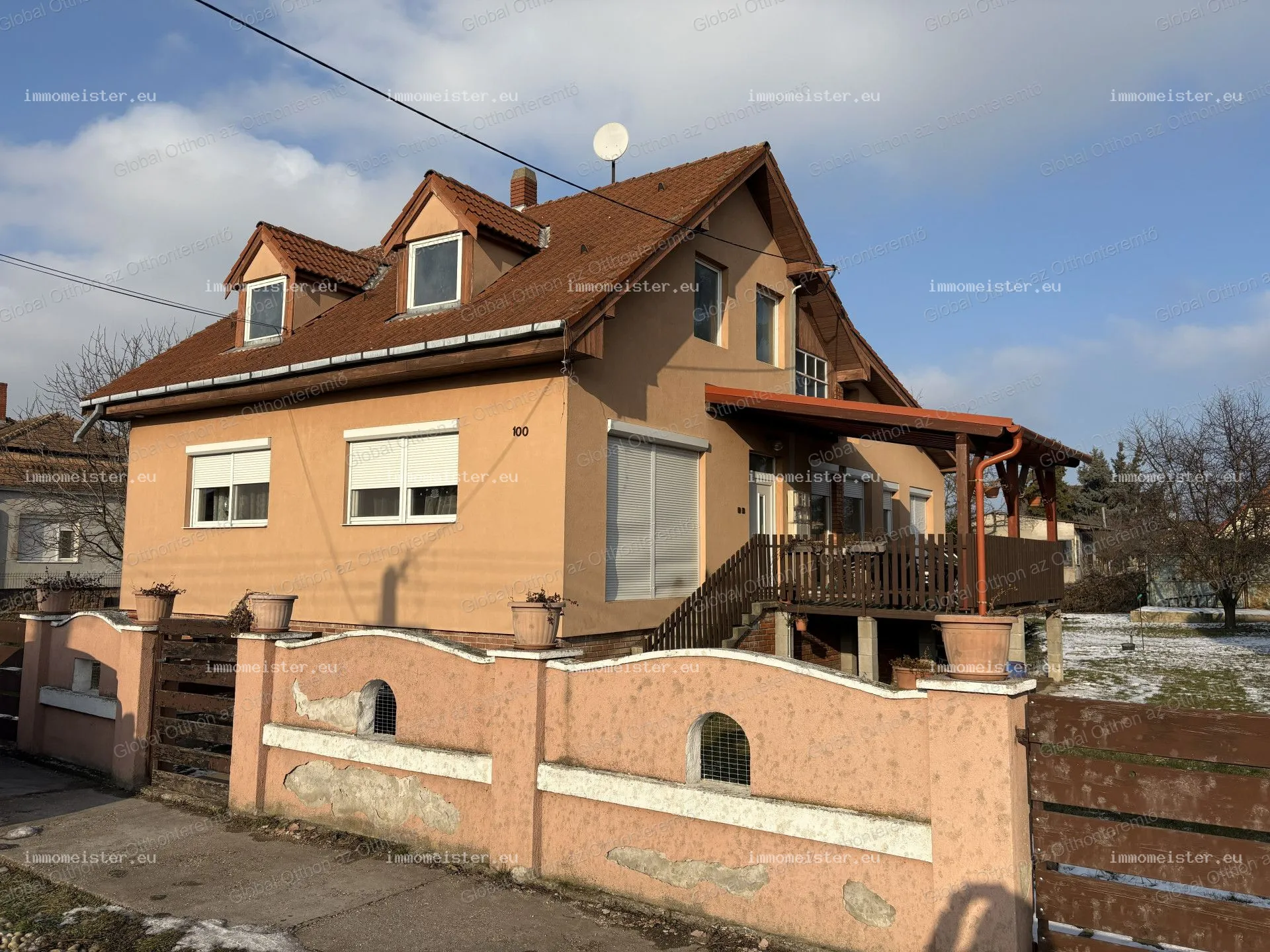 Tágas otthon kertvárosi övezetben