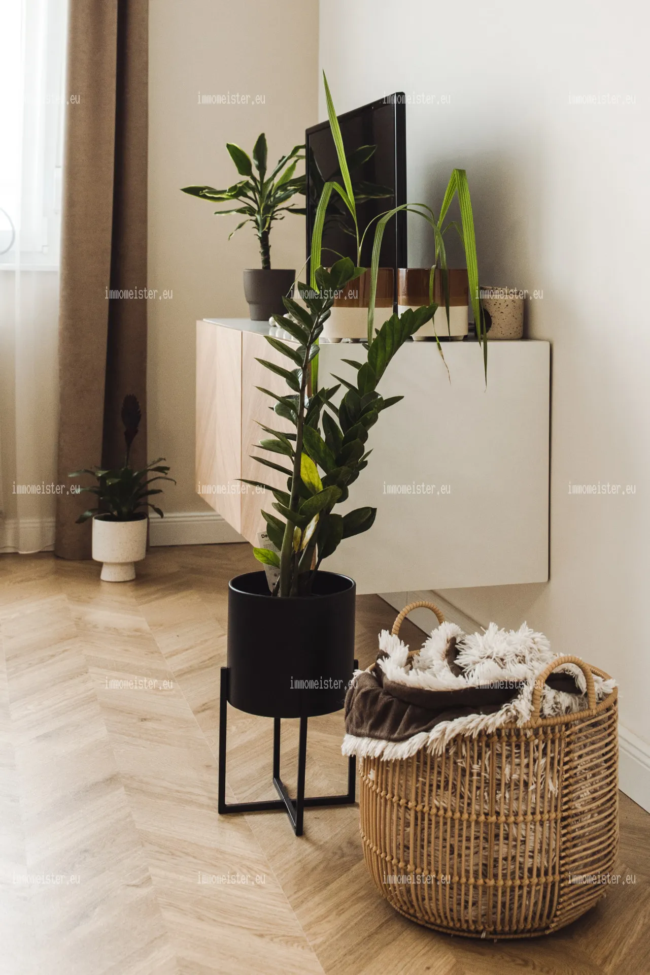 Minőségi lakás, teljes bútorzattal eladó!