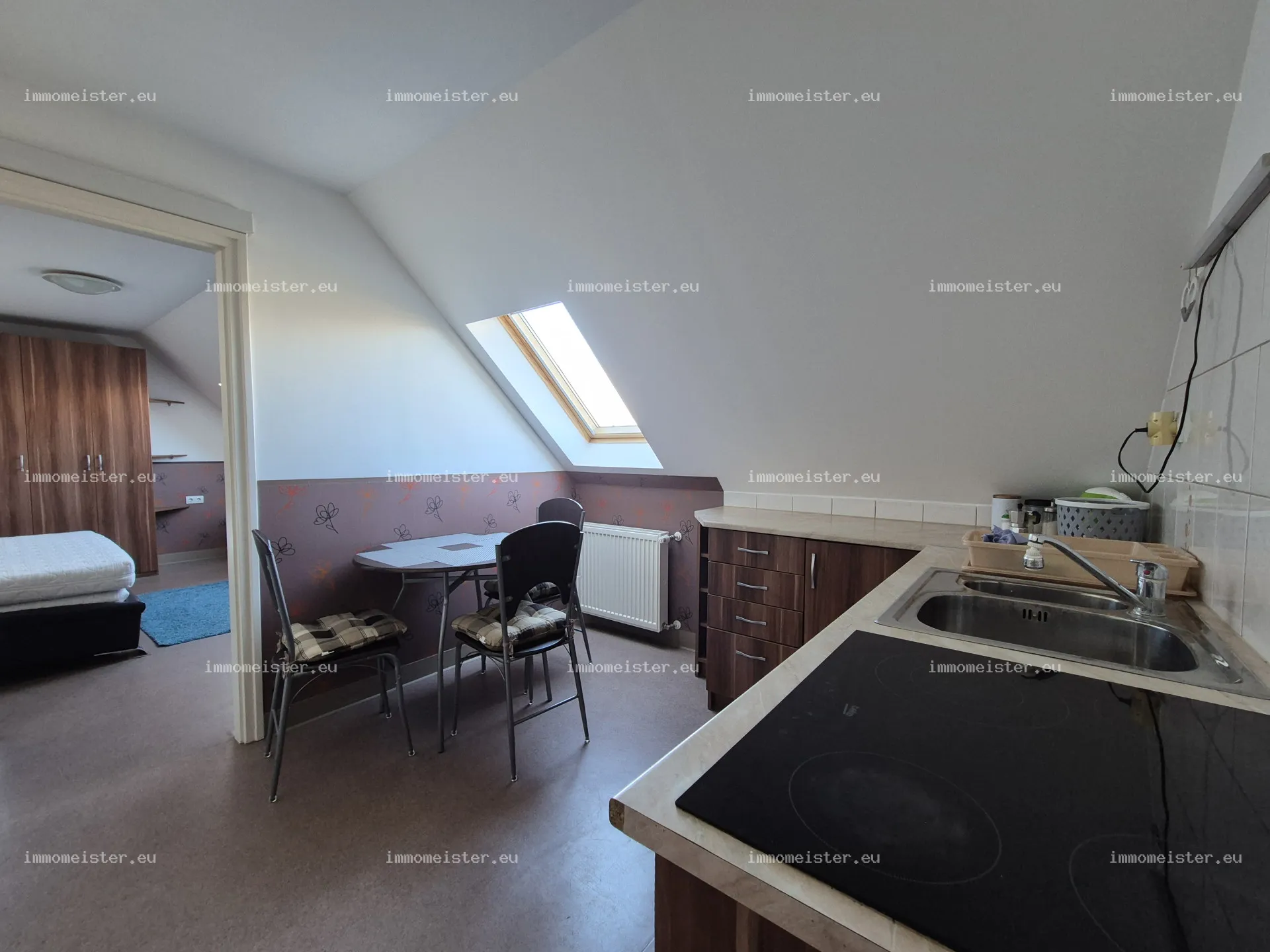 Egyedi tetőtéri otthon saját lépcsőházzal!