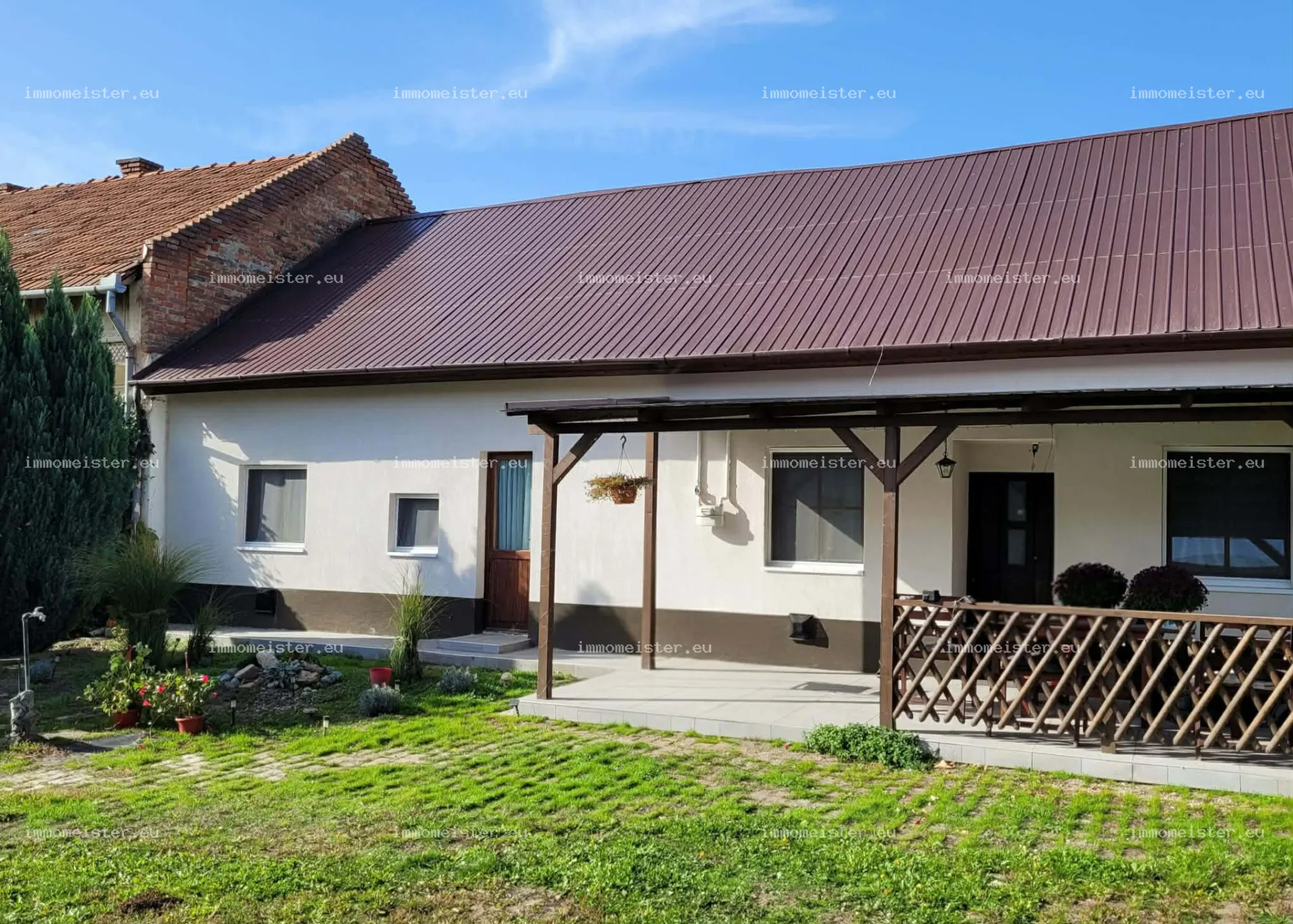 Belvárosi, teraszos lakás (házrész) nagy tárolóval eladó Békéscsabán!