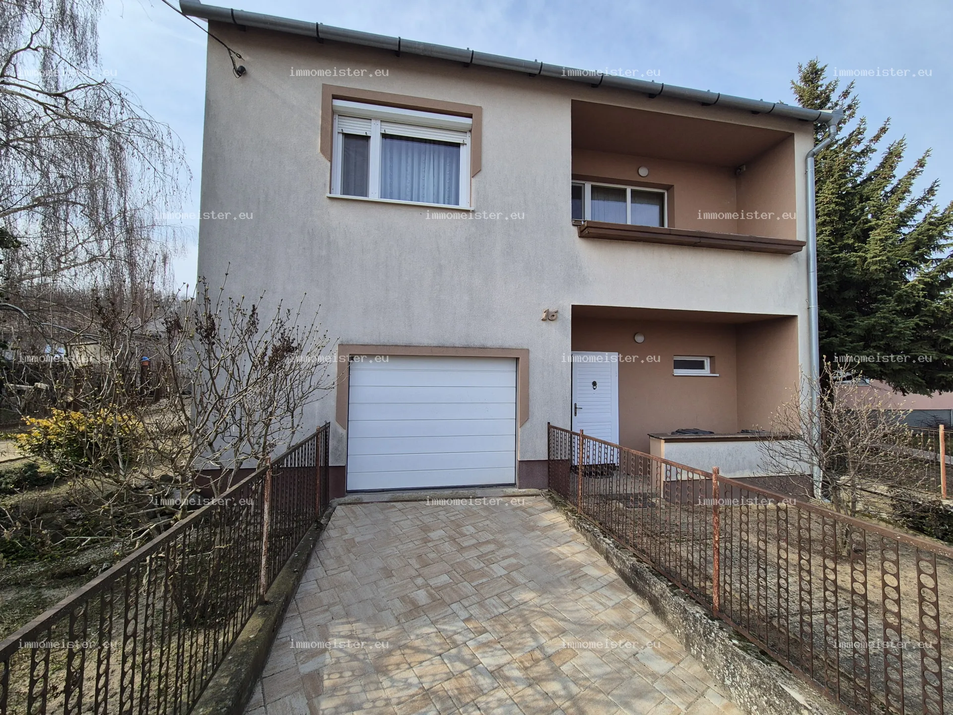 Győrtől 25 percre medencével, szaunával és konditeremmel felszerelt családi ház eladó!