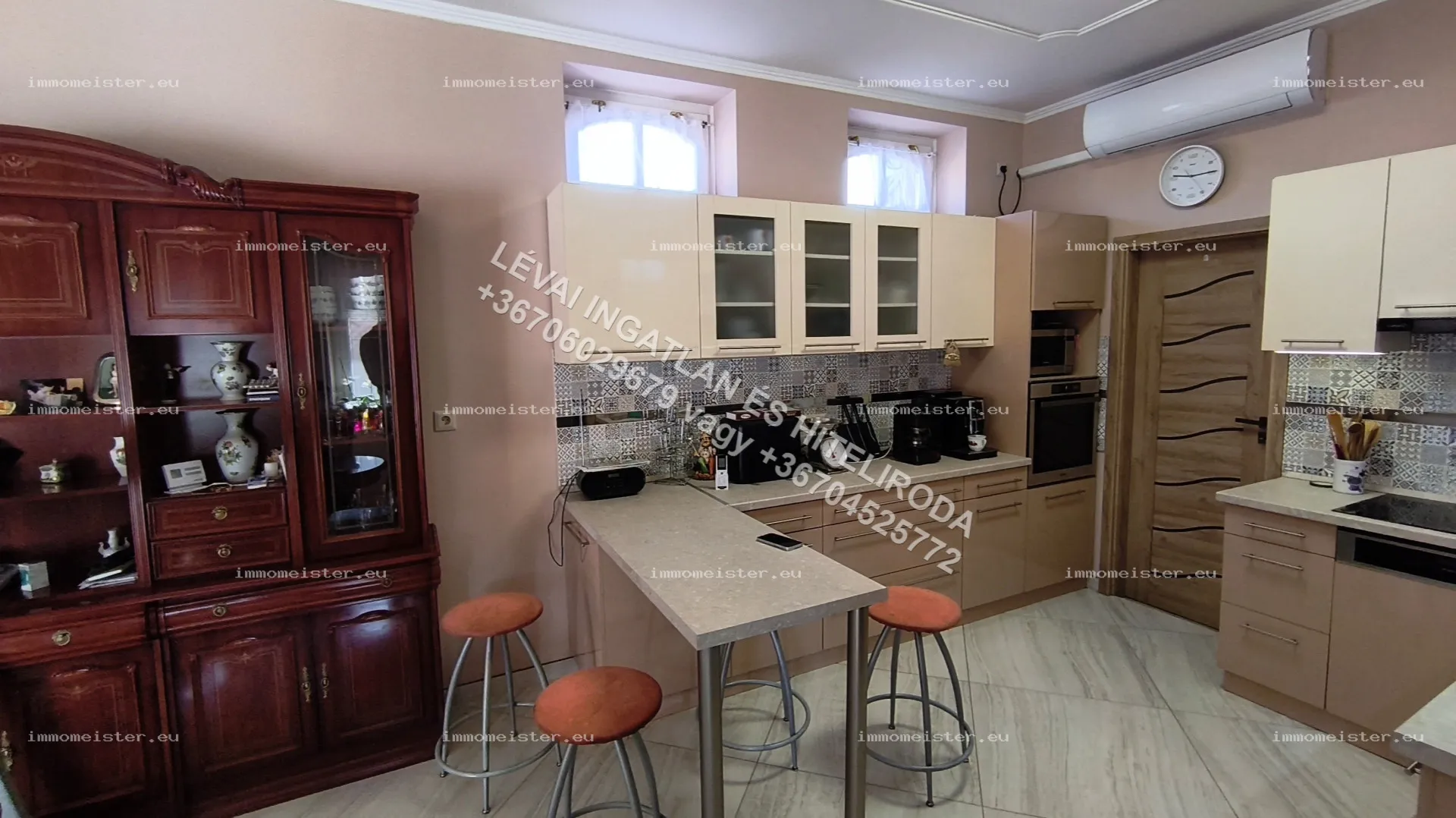 Belváros közeli családi ház eladó Békéscsabán, több garázzsal, műhellyel