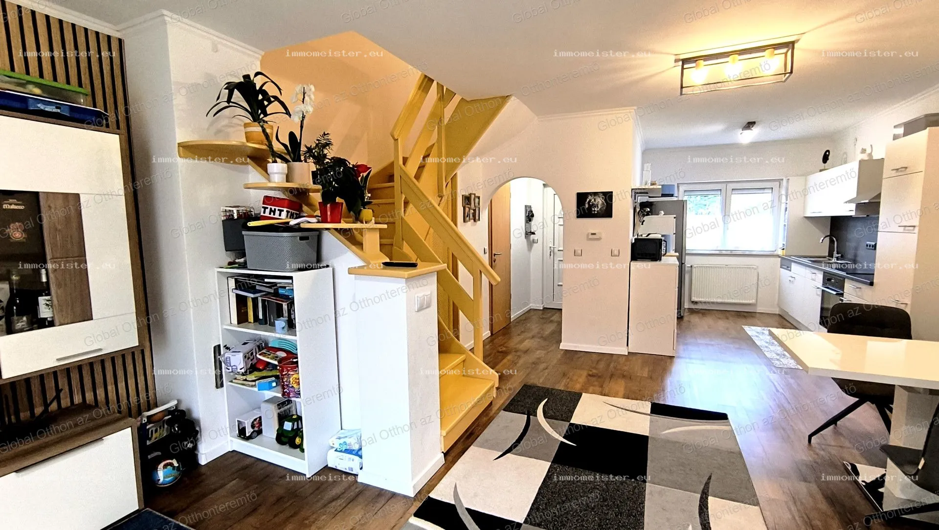 Mosonmagyaróvár kiváló lokációjában 200 nm kiskertes 3 hálószobás sorházi lakás eladó!