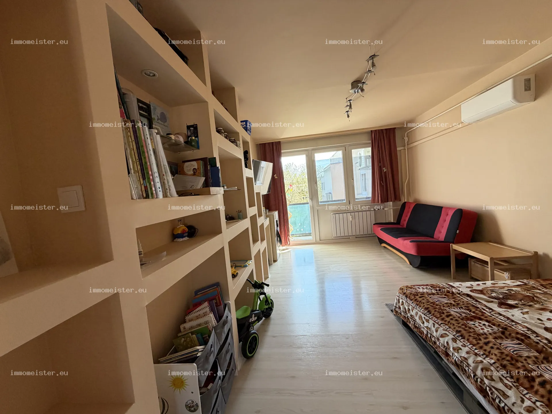 Teljesen felújított panel kedvező áron!