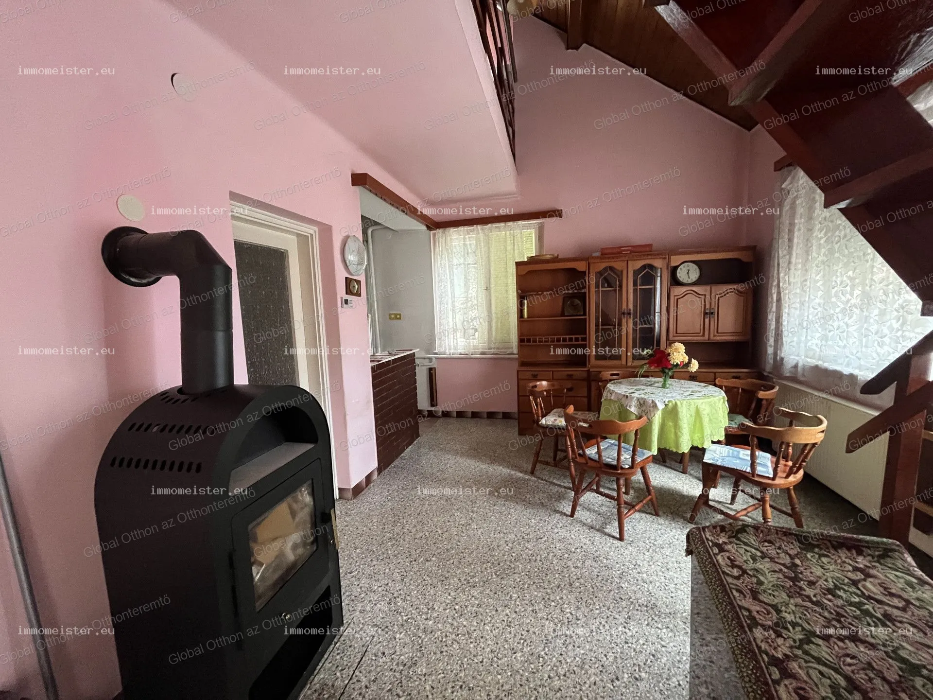 TÁGAS CSALÁDI HÁZ KIADÓ MOSONMAGYARÓVÁRON – 4 HÁLÓSZOBA, 2 FÜRDŐSZOBA, NAGY KERT