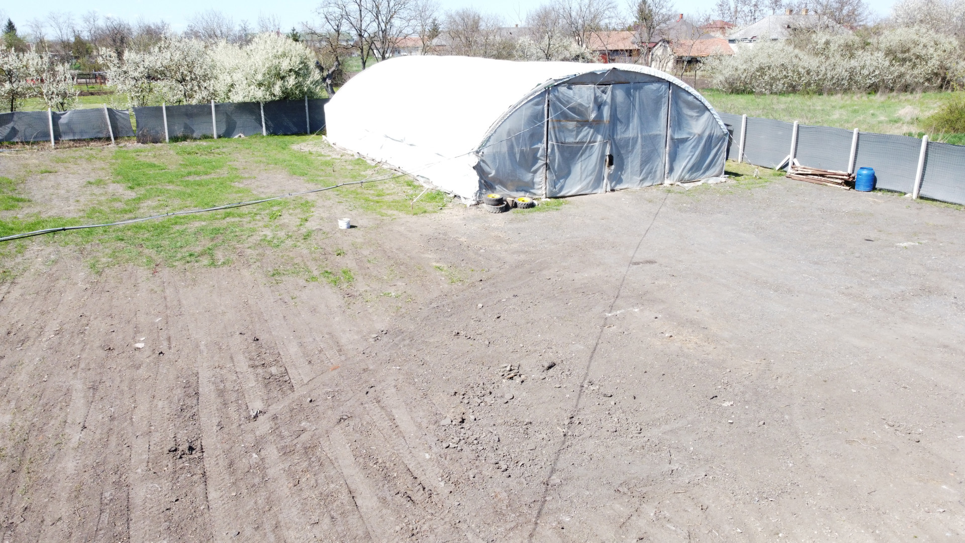 Eladó 1600 m2-es építési telek 200 m2-es csarnokkal Poroszlón-9.900.000 Ft 