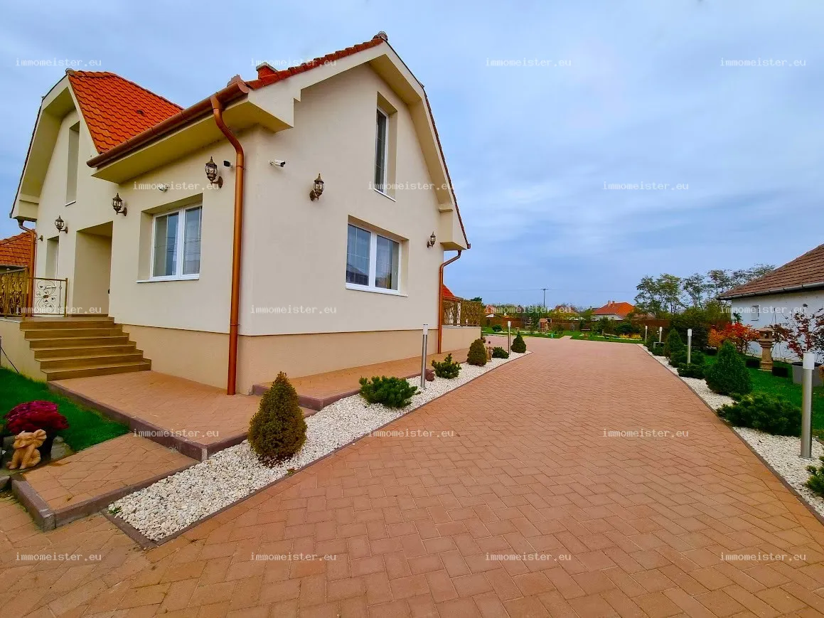 Eladó Családi Ház Poroszlón – Exkluzív Otthon a Tisza-tó Kapujában
